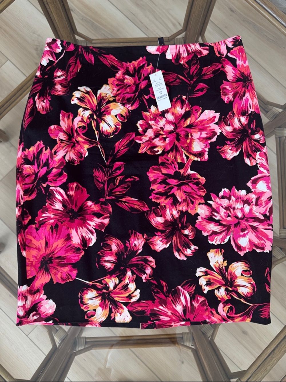 White House Black Market Pink Floral Pencil Skirt on Black